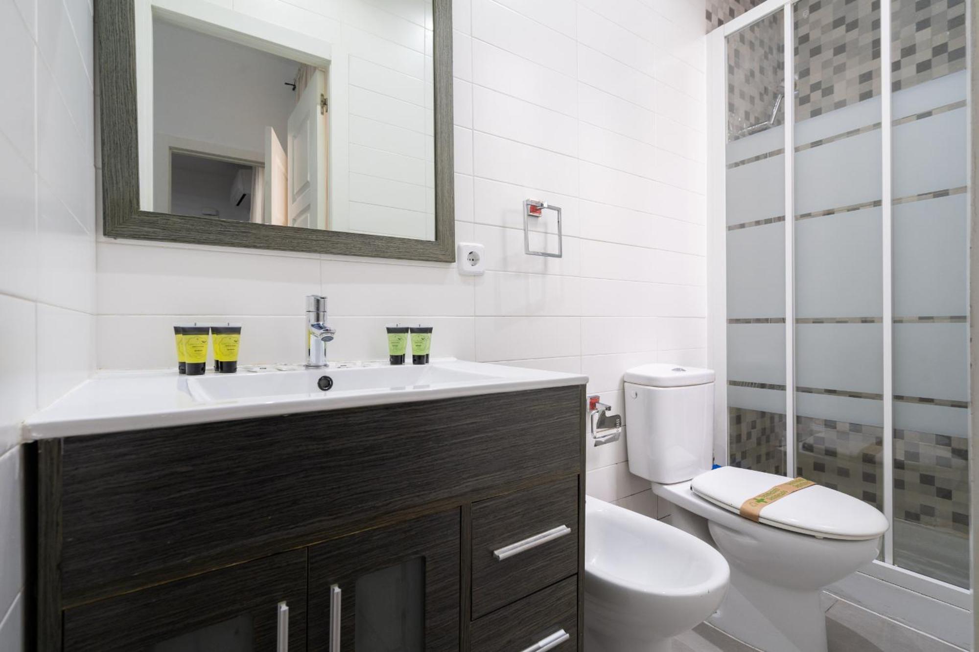 Apartamento En Chueca Para 4 Personas Alquiler Temporal Madrid Bagian luar foto